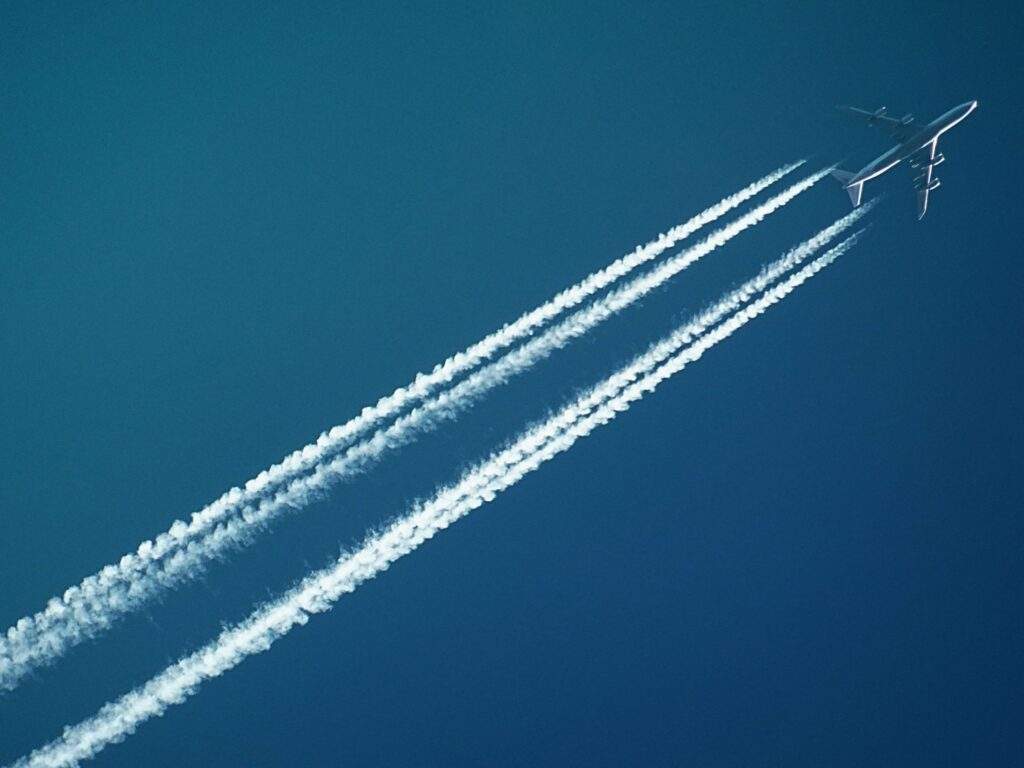 DITA vs S1000D – Which one is right for me? 1 A picture of blue sky with an aeroplane in it